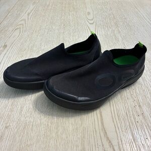 Men’s OOfos OOmg eeZee Low Shoe (Black/Green)